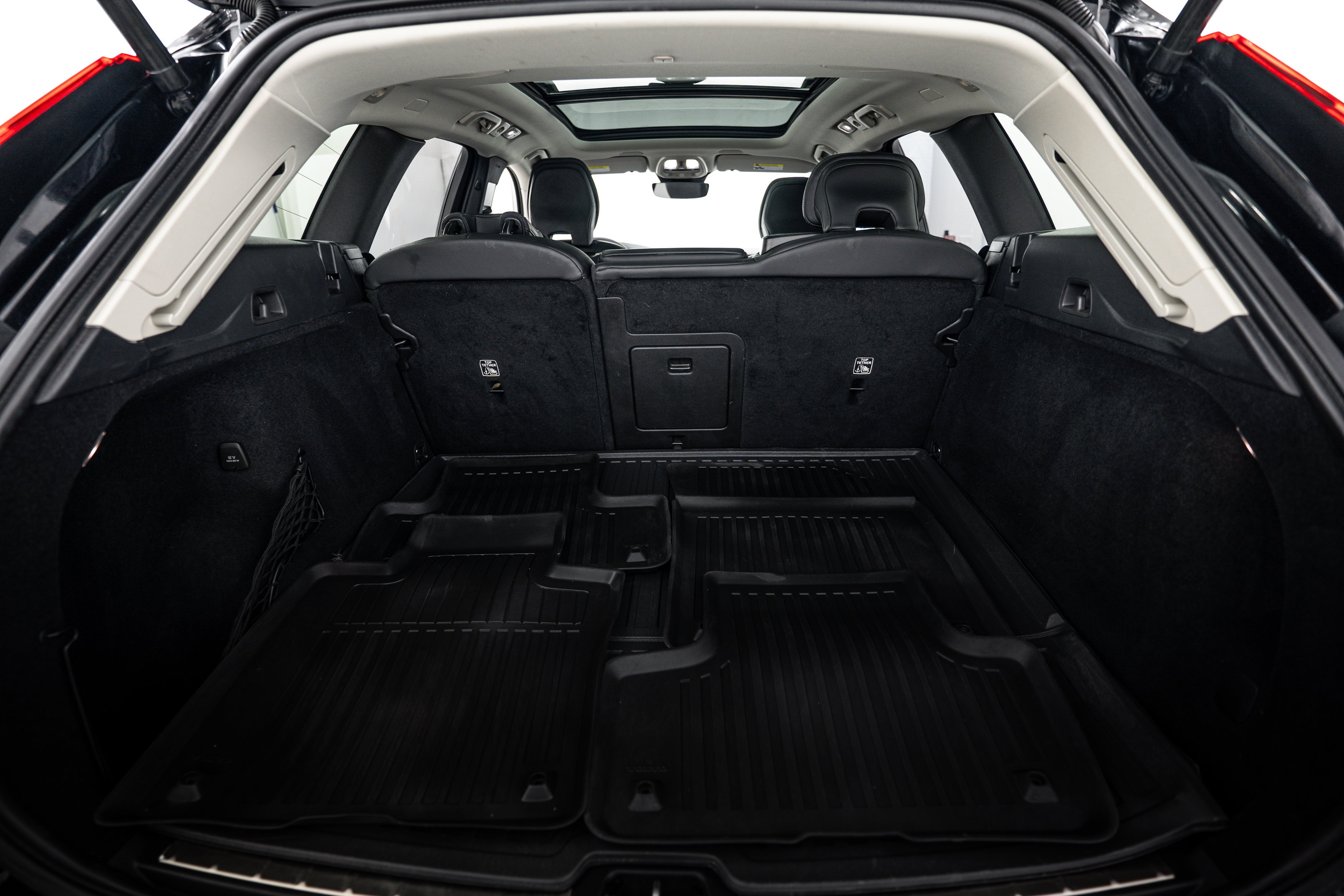 Used 2023 Onyx Black Metallic Volvo Ultimate Dark Theme image 21
