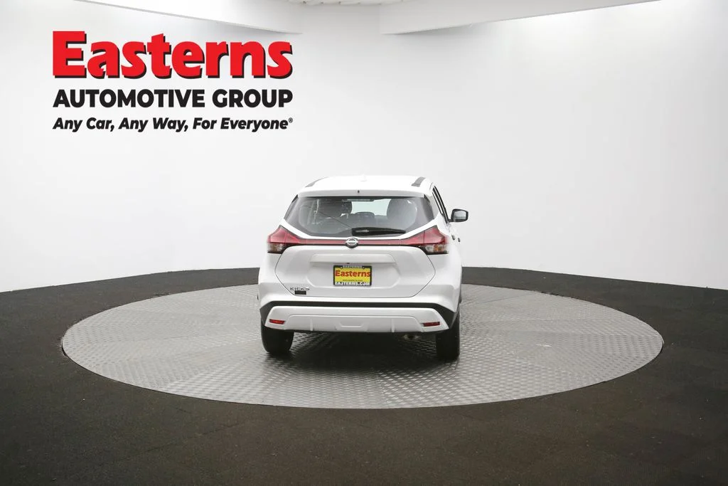 Used 2022 White Nissan S image 38