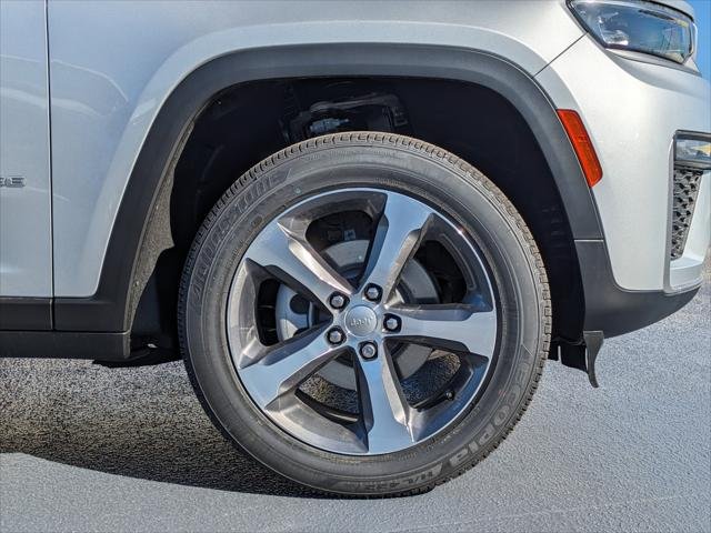 New 2026 Silver Zynith Exterior Paint Jeep Limited image 36