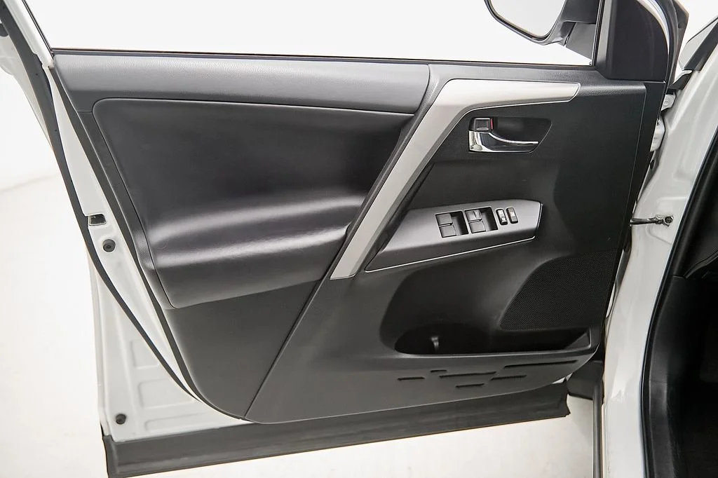 Used 2018 White Toyota XLE image 10