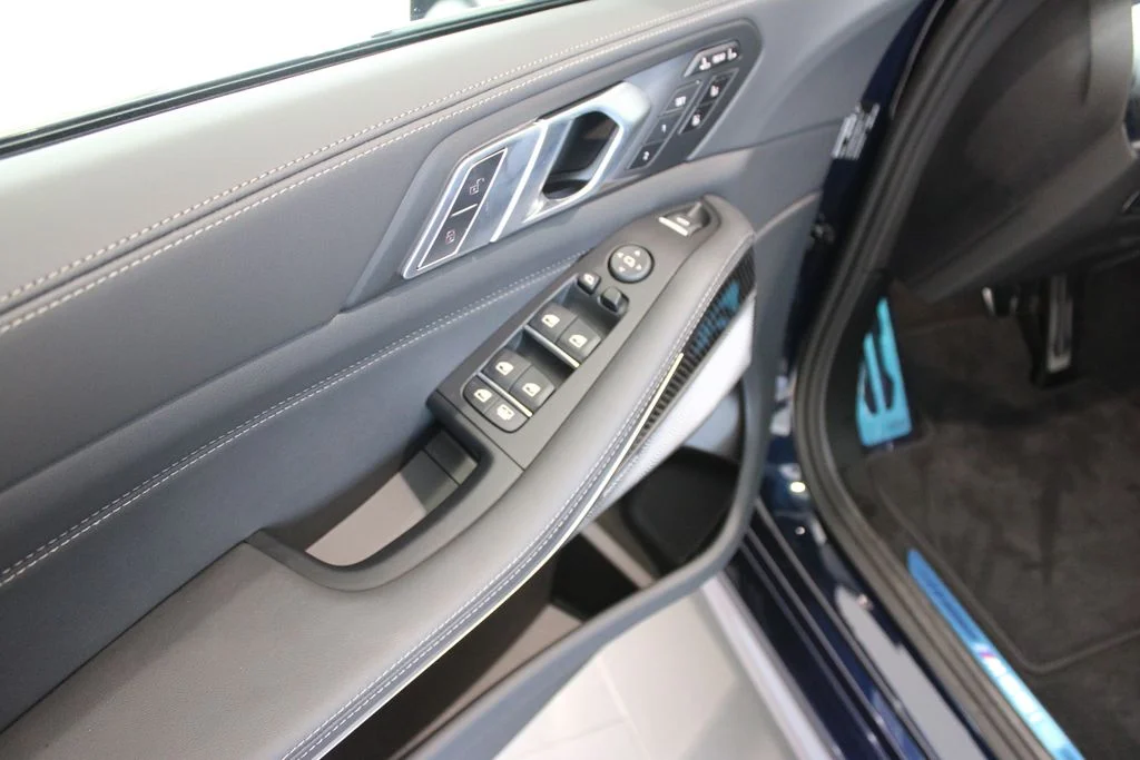 New 2027 Tanzanite Blue II Metallic BMW M60i image 28