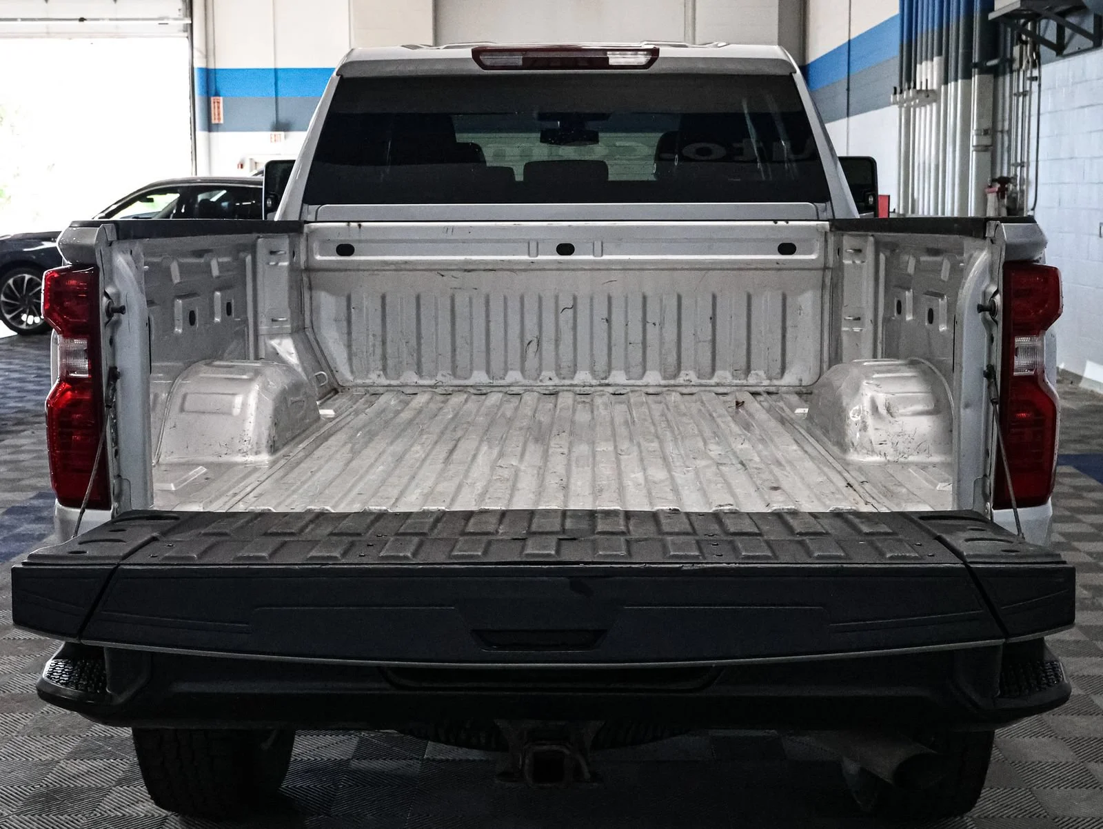 Used 2022 Silver Ice Metallic Chevrolet Custom image 18