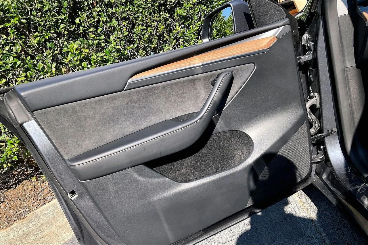 Used 2023  Tesla Long Range image 28