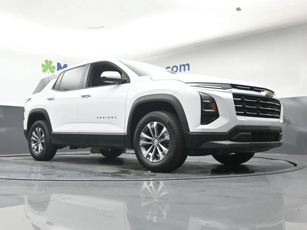 Used 2025 White Chevrolet LT image 26