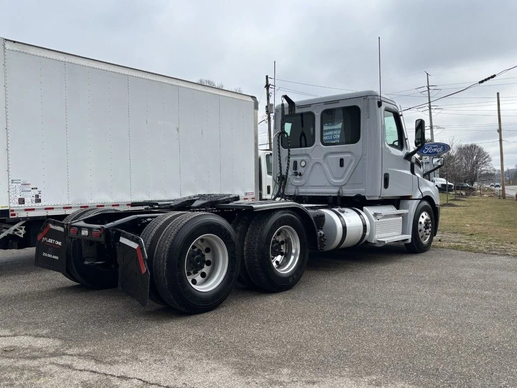 Used 2021  Freightliner CASCADIA image 2