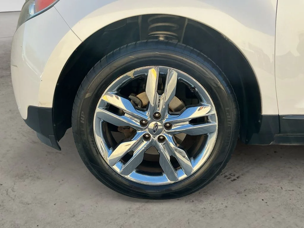 Used 2011 White Ford Limited image 9