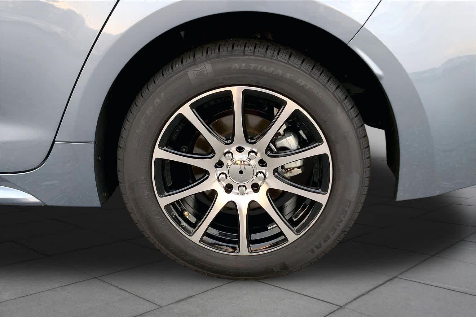 Used 2025 Celestite Toyota Hybrid LE image 11