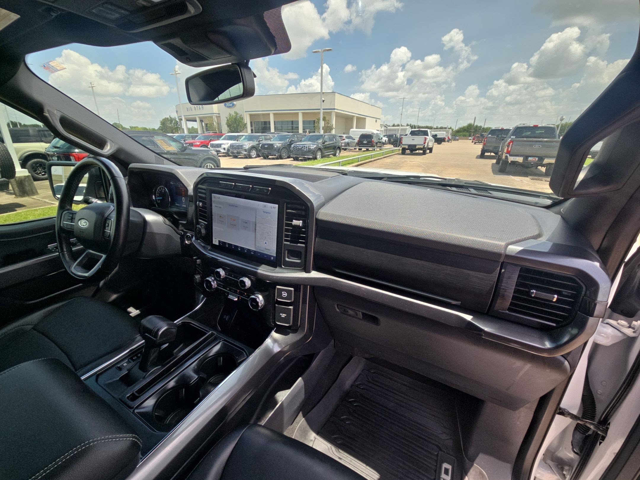Used 2023 Oxford White Ford XLT image 30