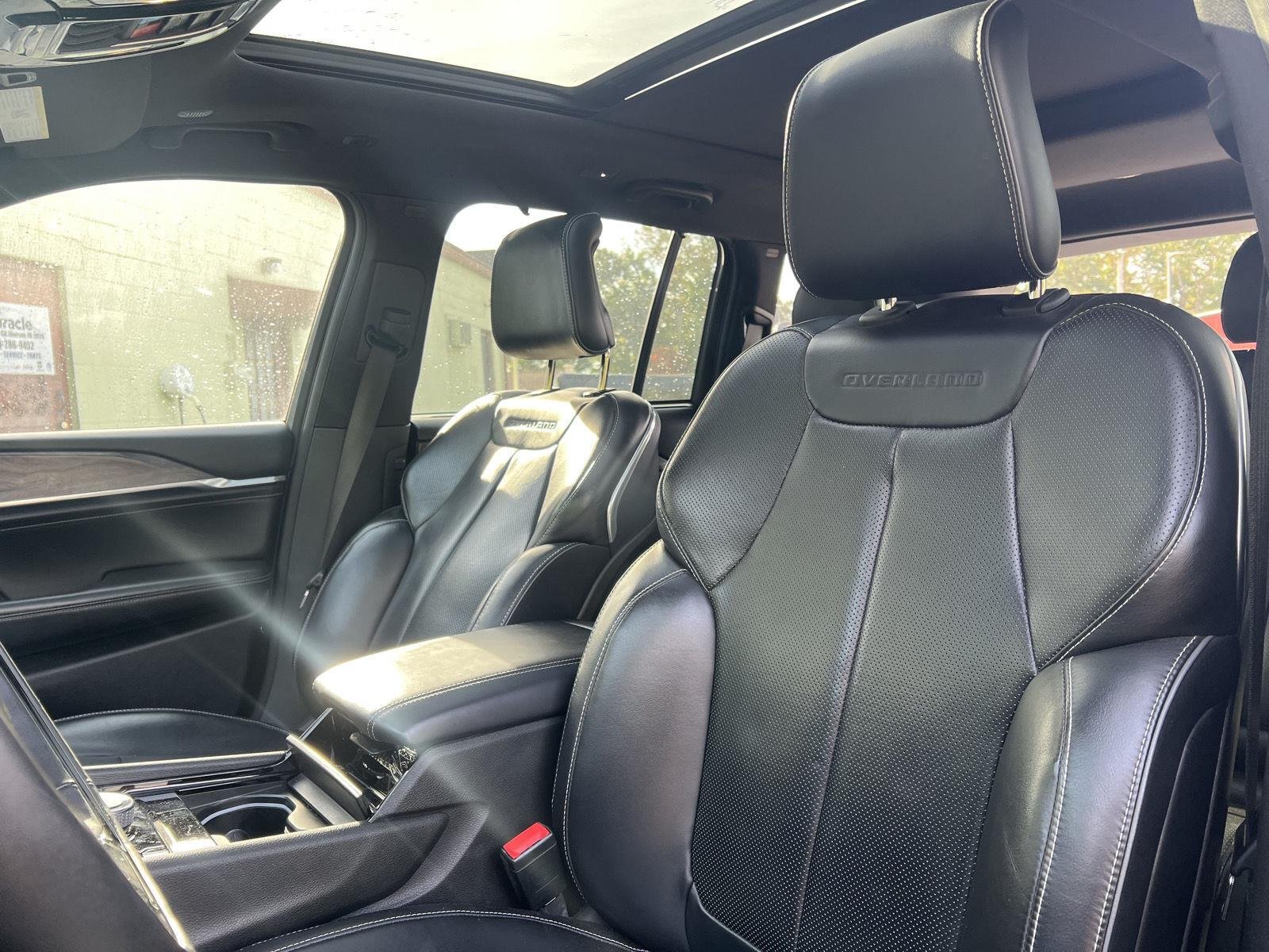 Used 2022 Diamond Black Crystal Pearlcoat Jeep Overland image 13