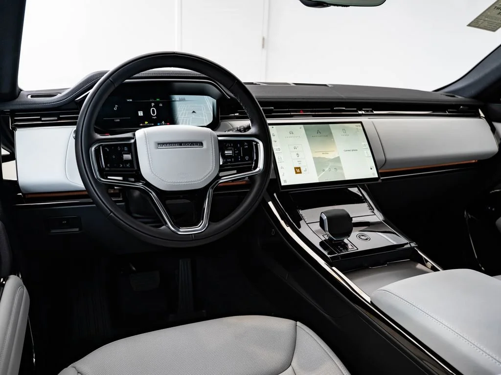 New 2026 Carpathian Grey Land Rover SE image 4