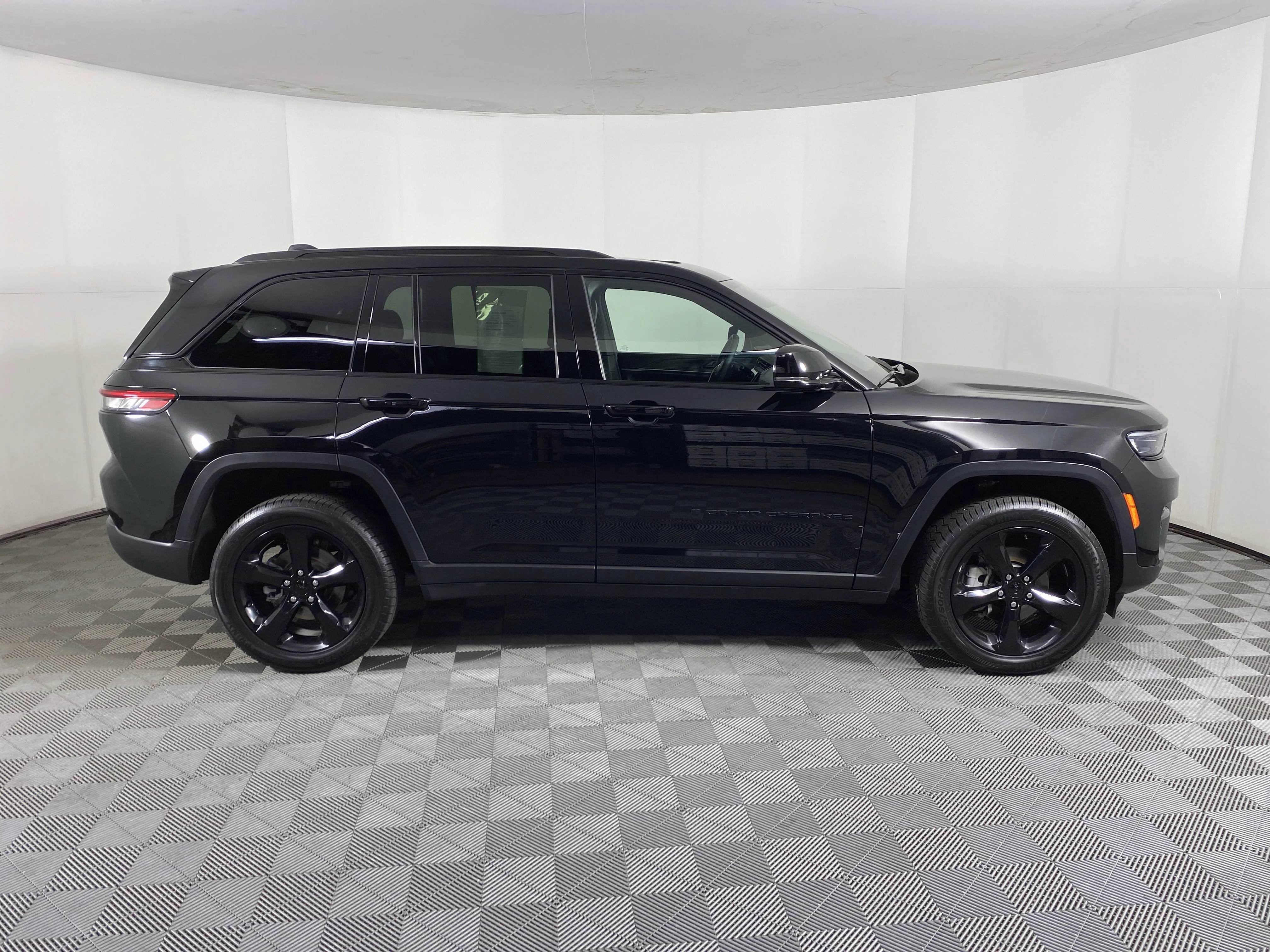 Used 2024 Diamond Black Crystal Pearlcoat Jeep Limited image 8