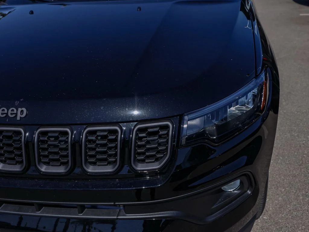 New 2026 Diamond Black Crystal Pearl-Coat Exterior Paint Jeep Latitude image 9