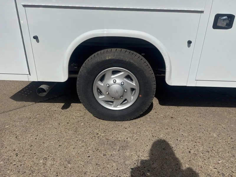 New 2026 Oxford White Ford E-350 SRW image 9