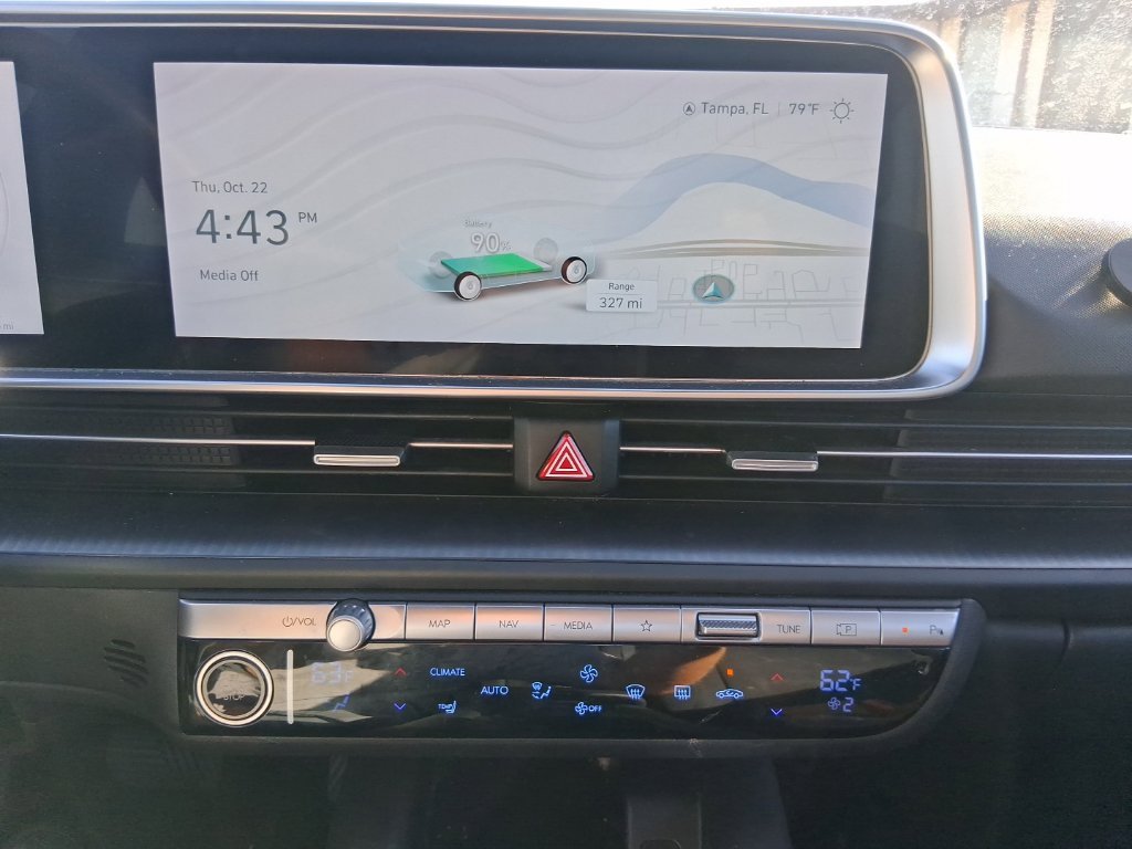 Used 2023 Green Hyundai SE image 24