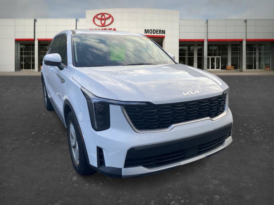 Used 2025 Glacial White Pearl Kia LX image 5