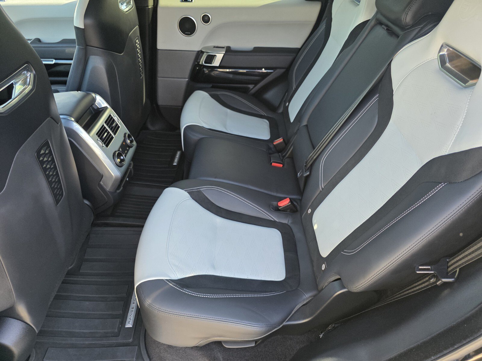 Used 2021 Santorini Black Metallic Land Rover SVR image 15