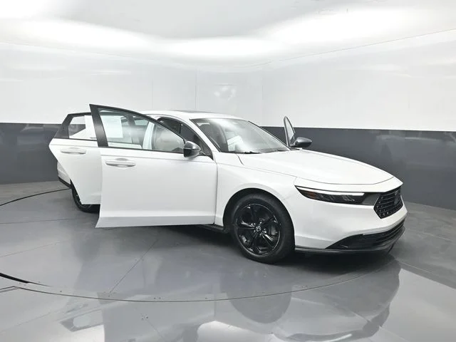 Used 2025 White Honda SE image 38