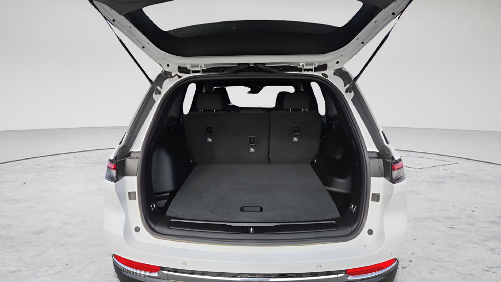 Used 2024 White Jeep Laredo X image 17