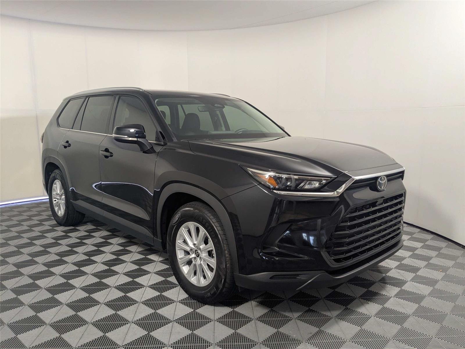 Used 2025 Midnight Black Metallic Toyota XLE image 4