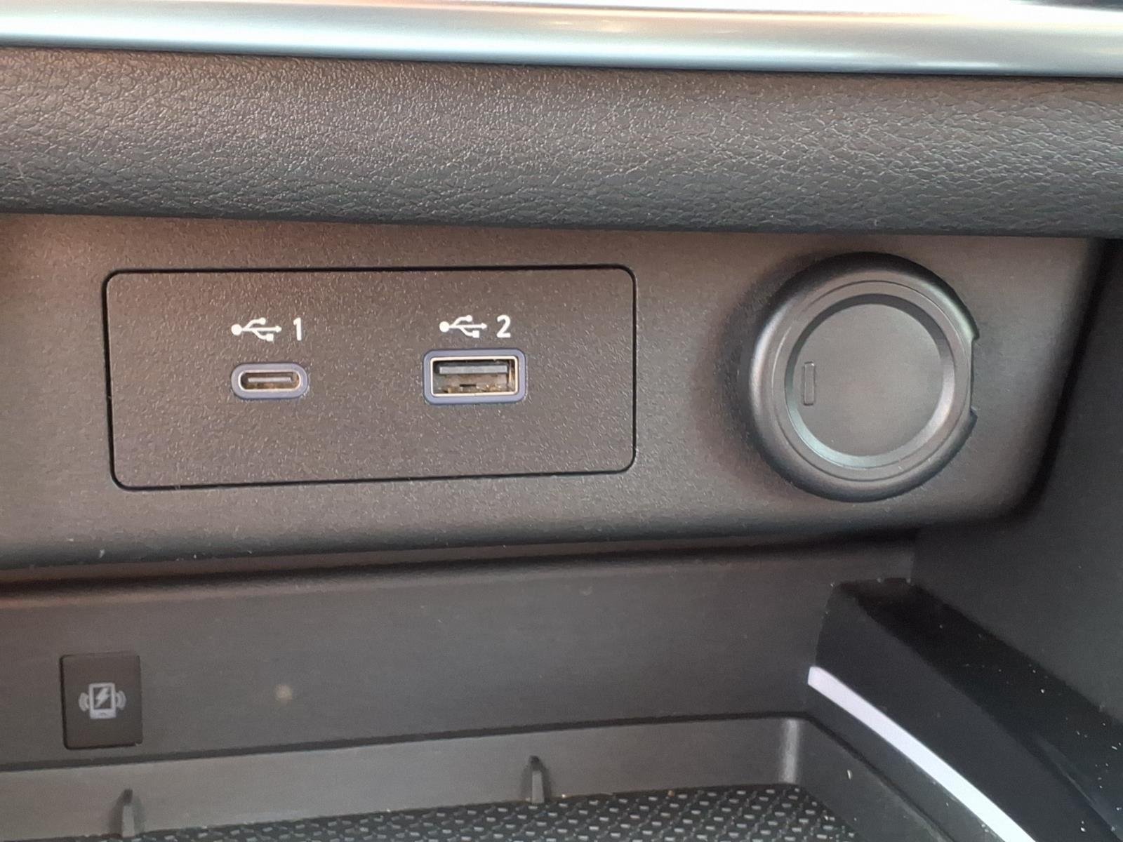 Used 2021 Pearl White Tricoat Nissan Platinum image 29