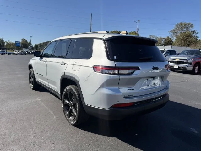 Used 2023 Silver Jeep Altitude image 22