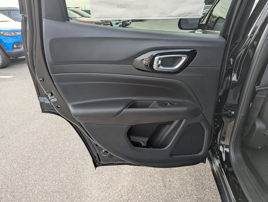 New 2026 Diamond Black Crystal Pearl-Coat Exterior Paint Jeep Latitude image 27
