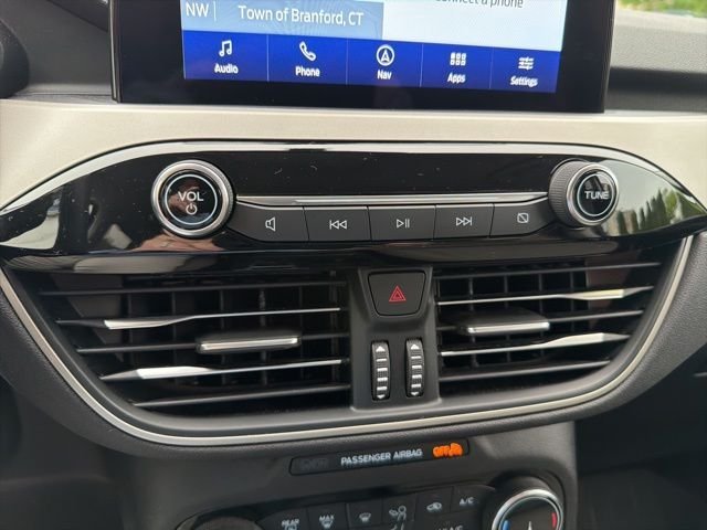Used 2022 White Ford SE image 19