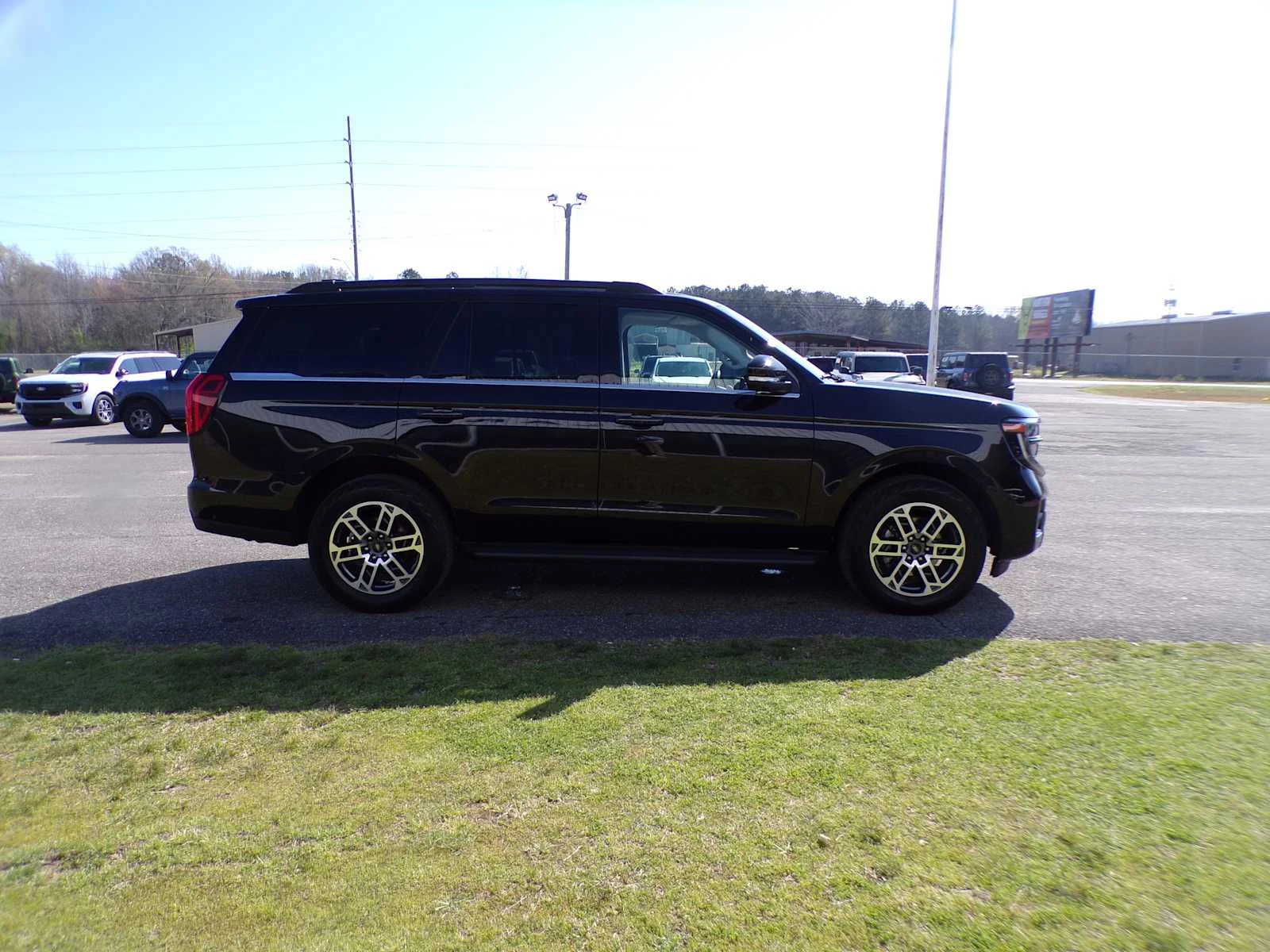 Used 2025 Agate Black Metallic Ford Active image 4