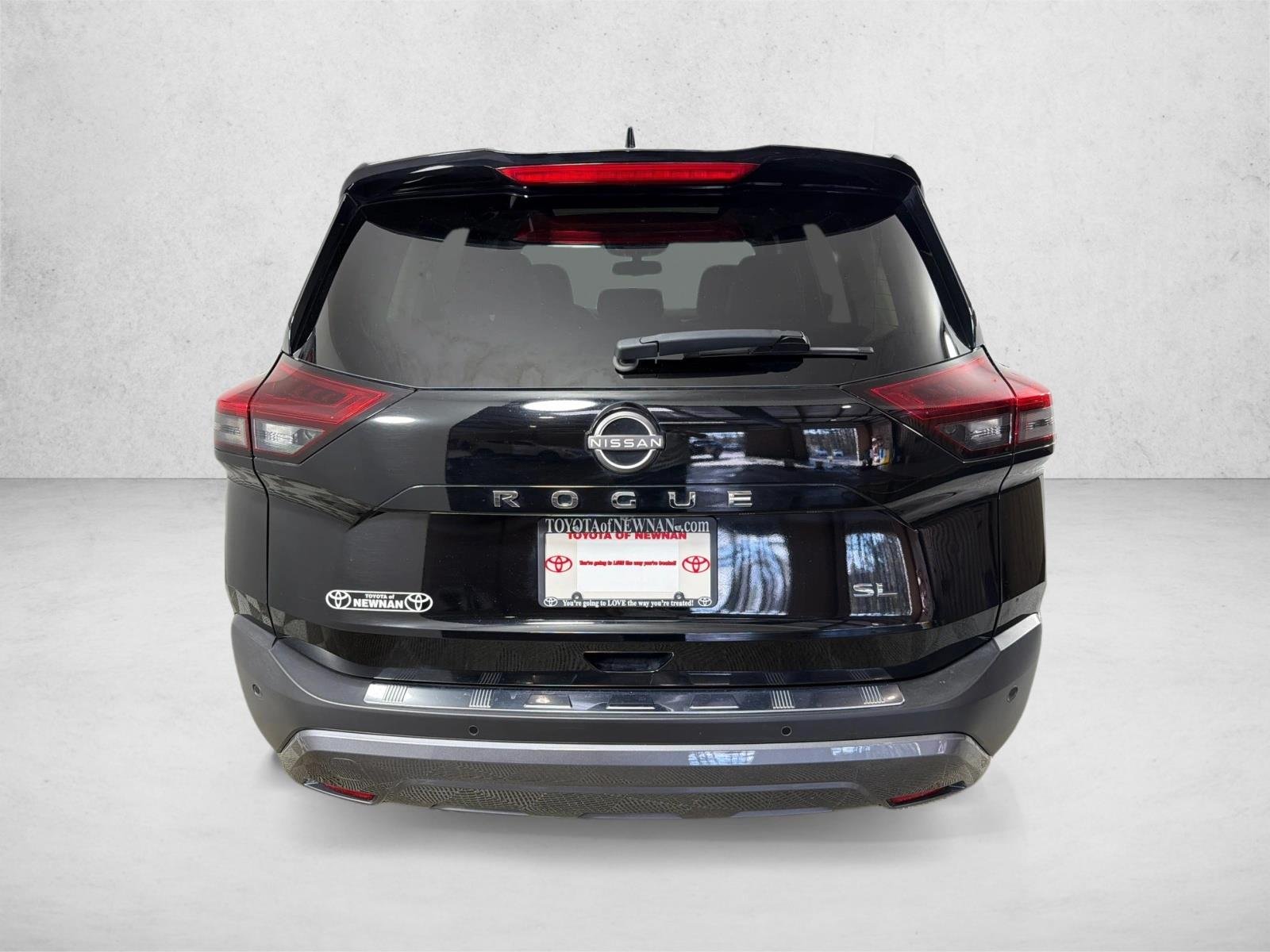 Used 2023 Super Black Nissan SL image 5