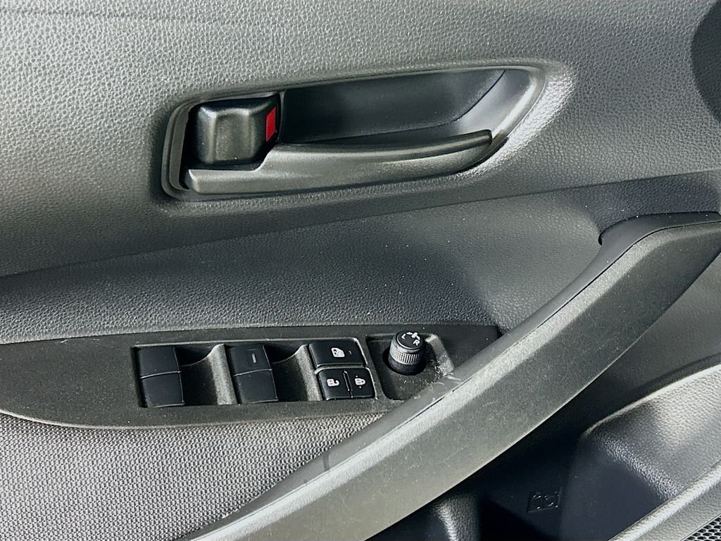 Used 2022 White Toyota LE image 17