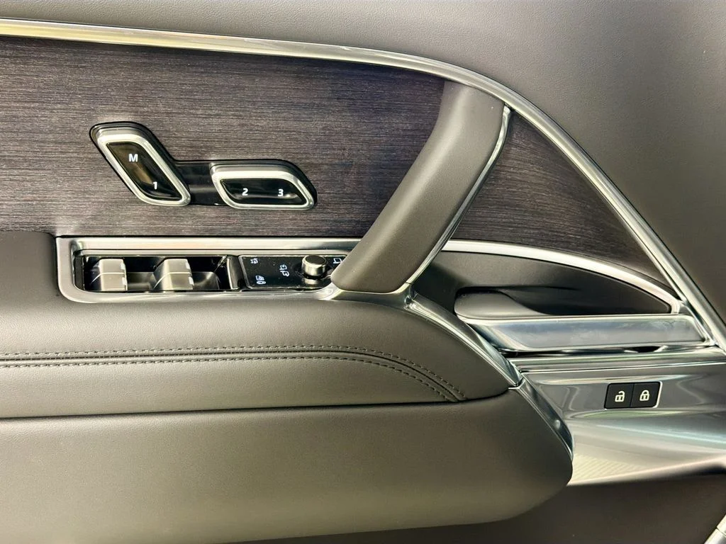 New 2026 Santorini Black Land Rover SE image 18