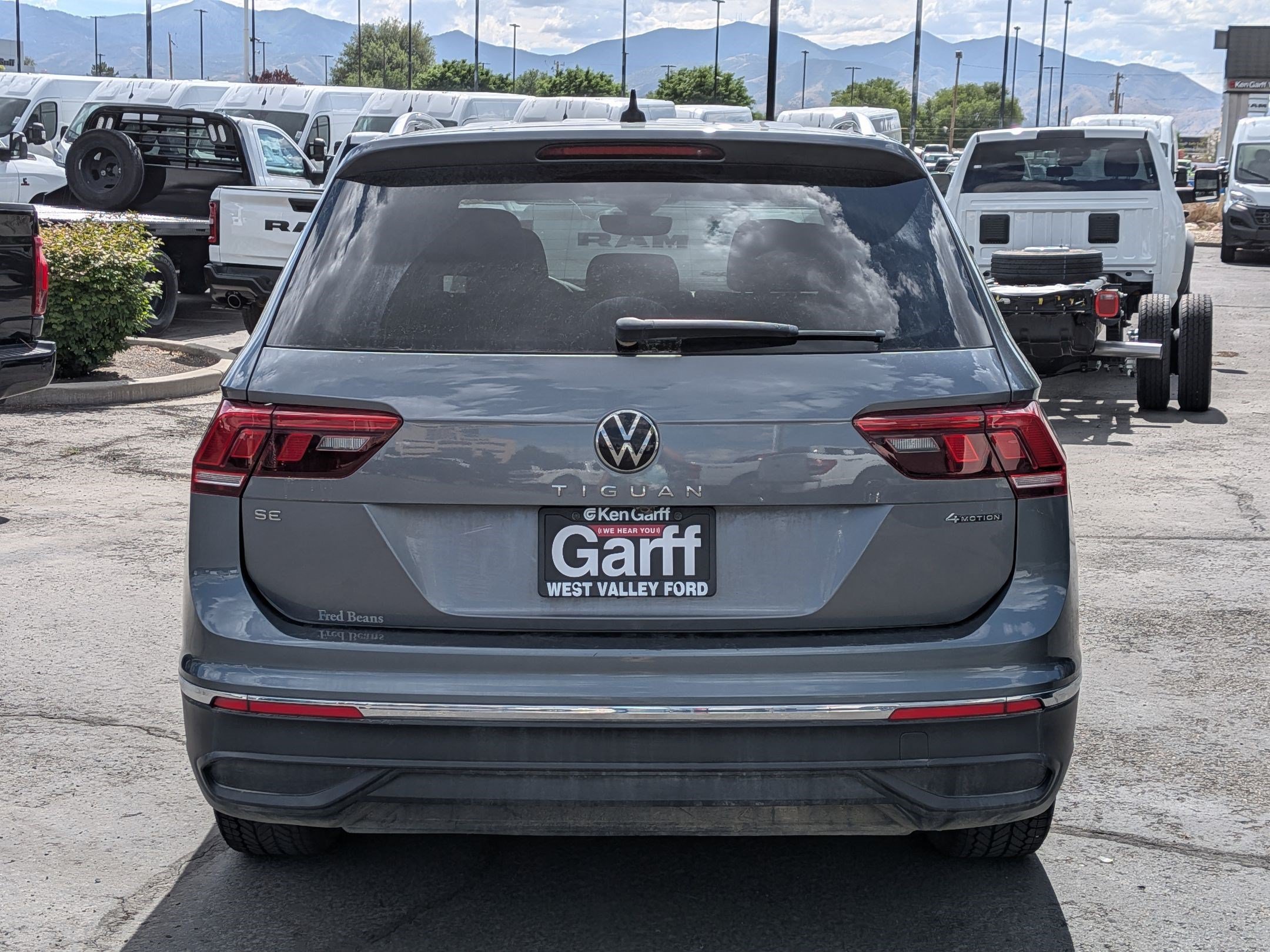 Used 2022 Platinum Gray Metallic Volkswagen SE image 4