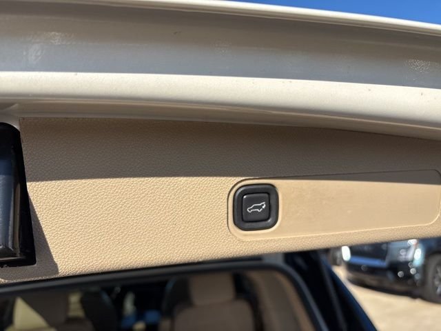 Used 2012 White GMC SLT image 23