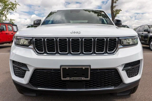 New 2026 Bright White Clear-Coat Exterior Paint Jeep Laredo X image 3