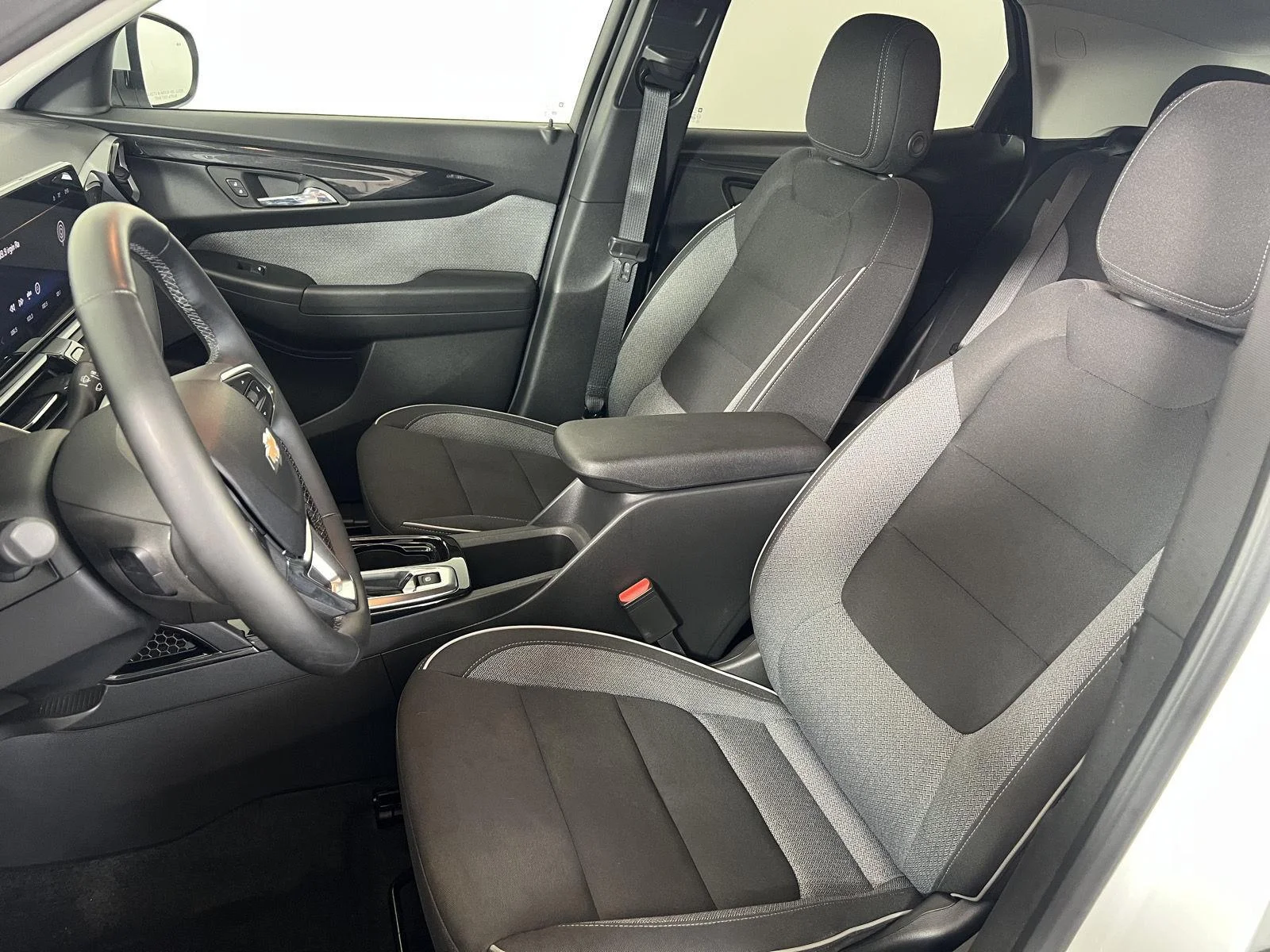 Used 2024 Summit White Chevrolet LT image 4