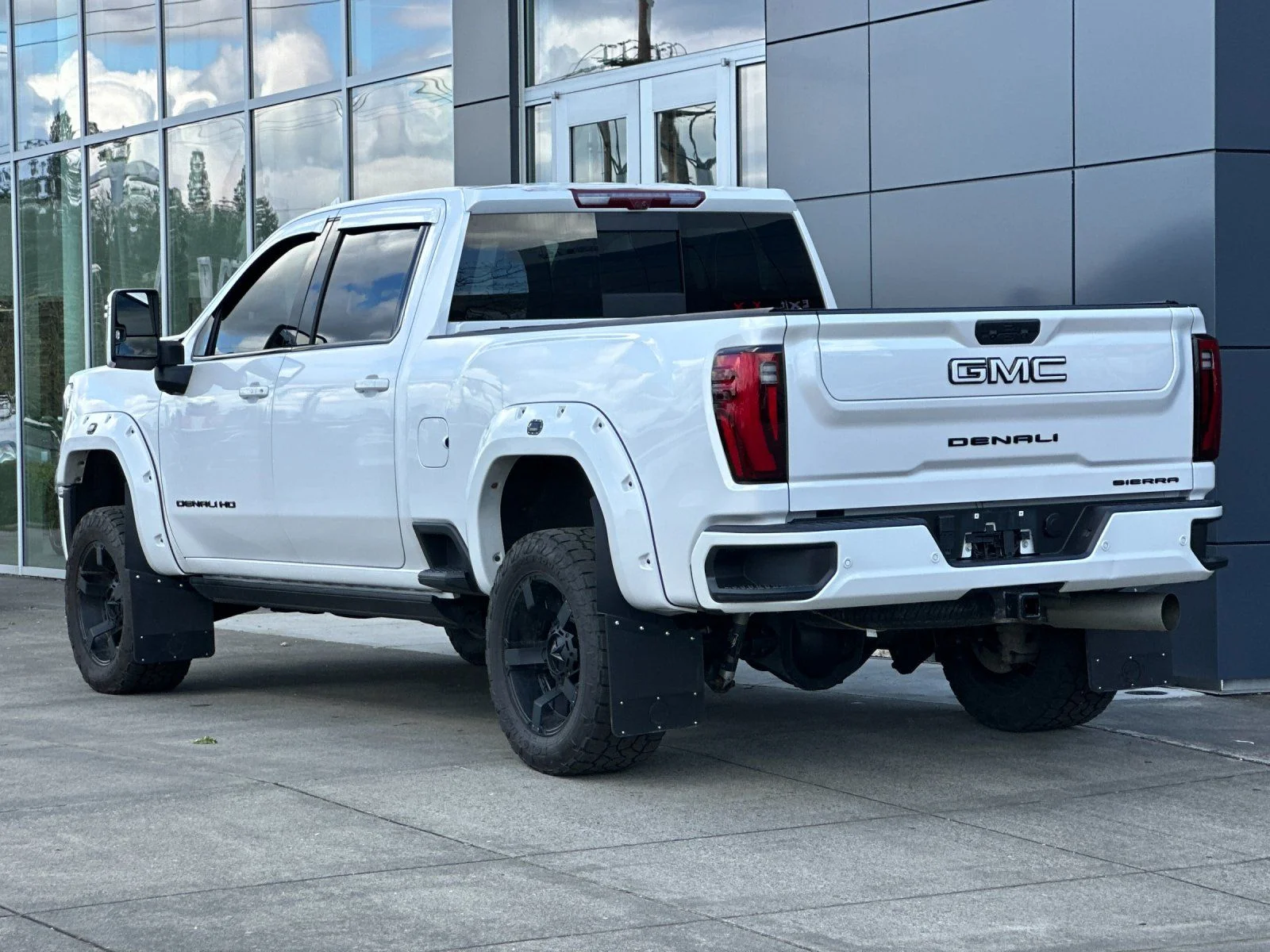 Used 2024 White Frost GMC Denali Ultimate image 5