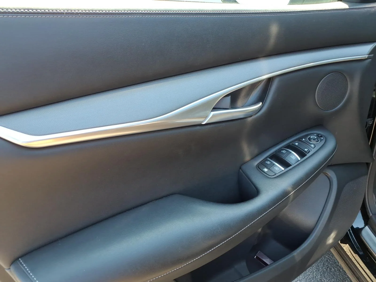 Certified Used 2022 Black INFINITI LUXE image 11