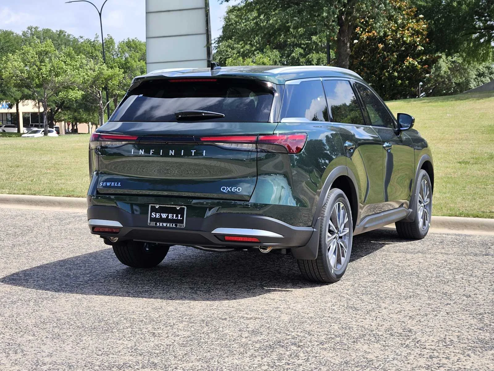 New 2027 DEEP EMERALD INFINITI LUXE image 4