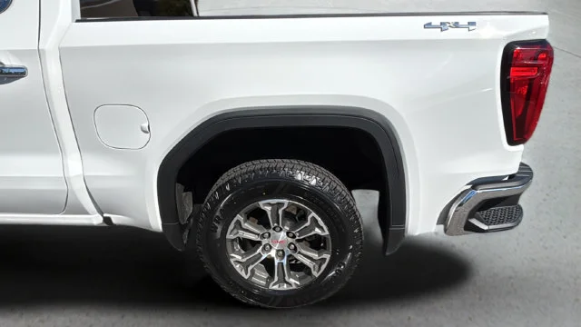 Used 2025 White GMC SLT image 37