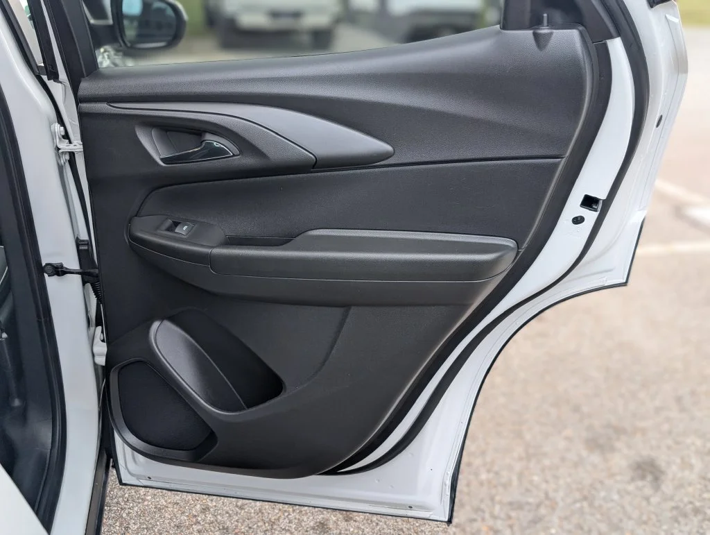Used 2025 White Chevrolet LT image 33