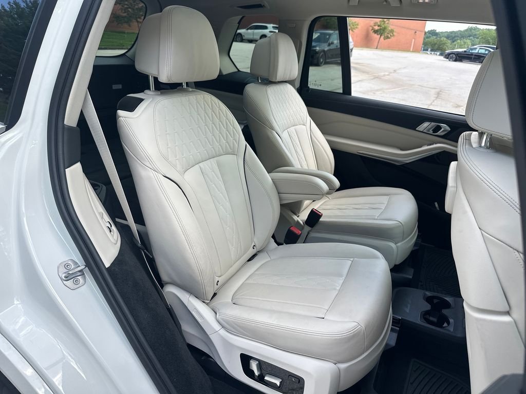 Used 2021 White BMW xDrive40i image 42