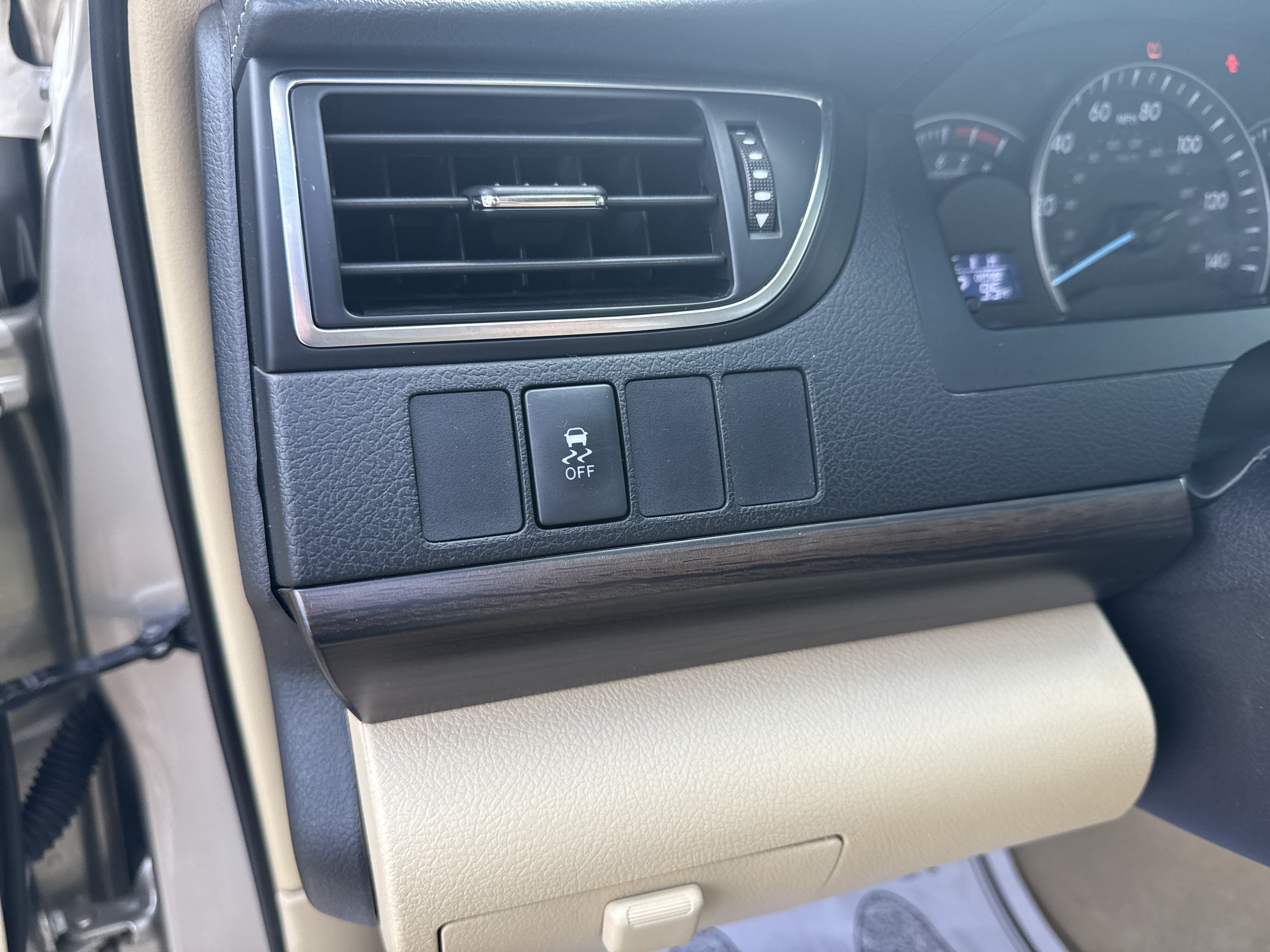 Used 2015 Gold Toyota LE image 28