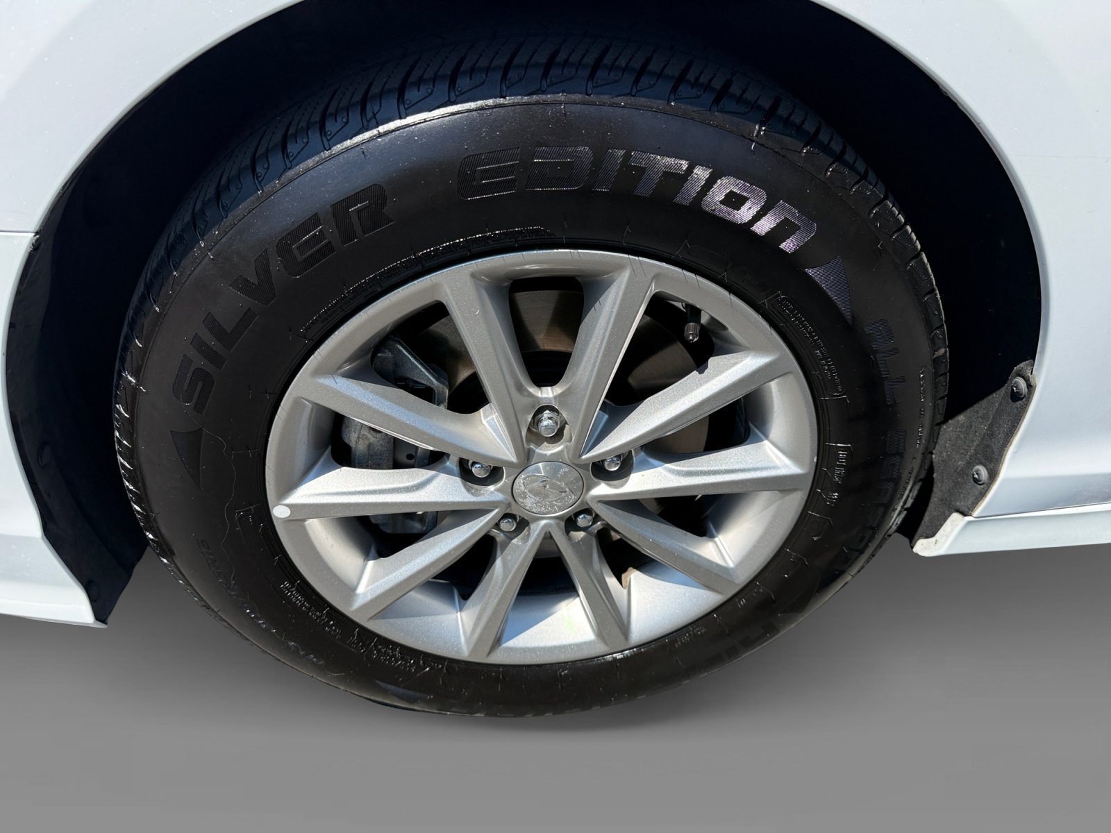 Used 2018 Quartz White Pearl Hyundai SE image 9