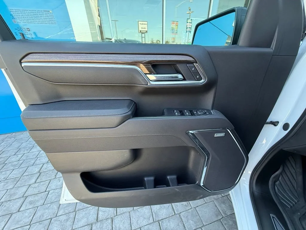 Used 2025 Summit White Chevrolet RST image 31