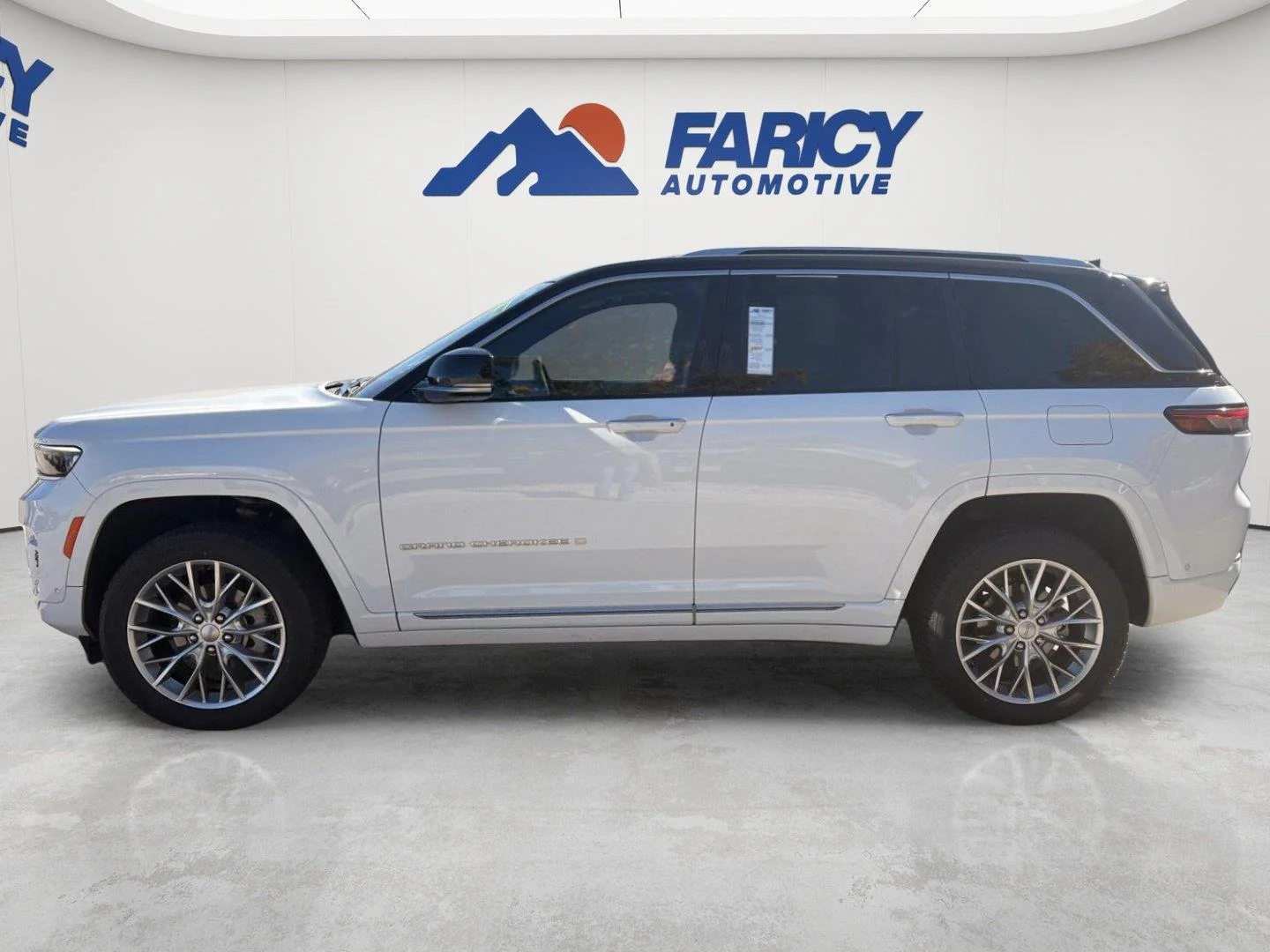 Used 2024 Bright White Clearcoat Jeep Summit image 2