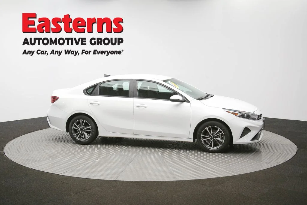 Used 2022 White Kia LXS image 41