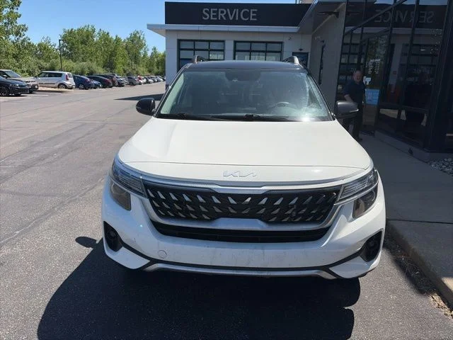 Used 2022 White Kia Nightfall image 3