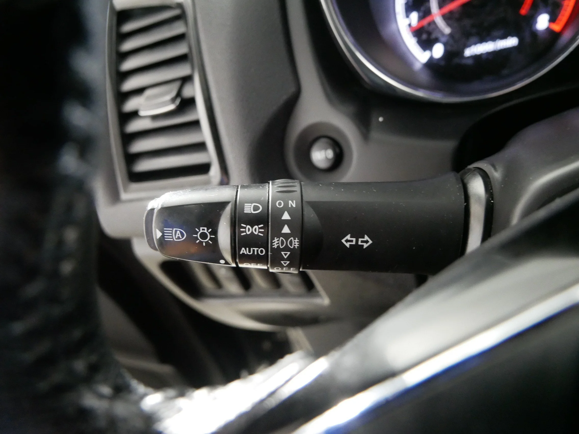 Used 2024 Labrador Black Pearl Mitsubishi SE image 32