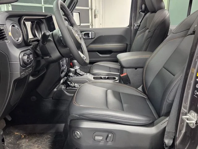 New 2026 Granite Crystal Metallic Clear-Coat Exterior Paint Jeep Sahara image 5