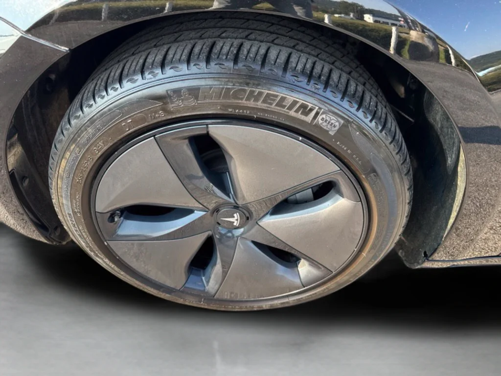 Used 2018 Obsidian Black Metallic Tesla Long Range image 31